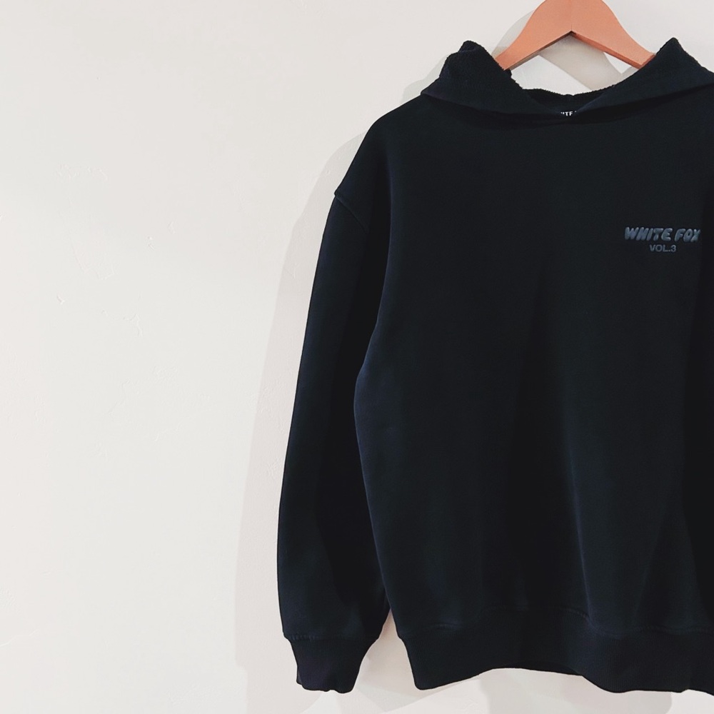 white fox | offstage hoodie in onyx ↷
